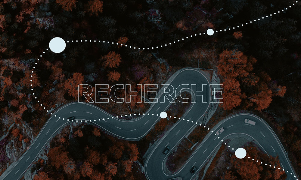 Luftaufnahme eines gewundenen Weges durch einen Herbstwald mit punktierten Linien, die Kreise verbinden, und dem Wort 