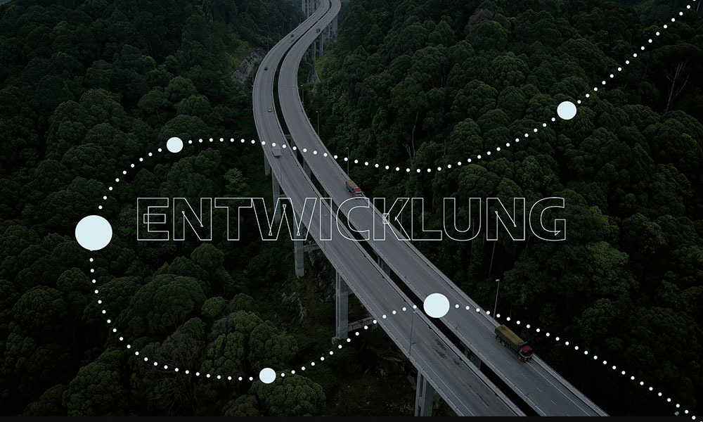 Luftaufnahme einer Autobahn durch ein dichtes Waldgebiet mit dem Wort 'ENTWICKLUNG' (Entwicklung) überlagert und punktierten Linien, die kreisförmige Designelemente verbinden – Symbol für strukturierte Wachstumsprozesse und strategische Fortschritte.