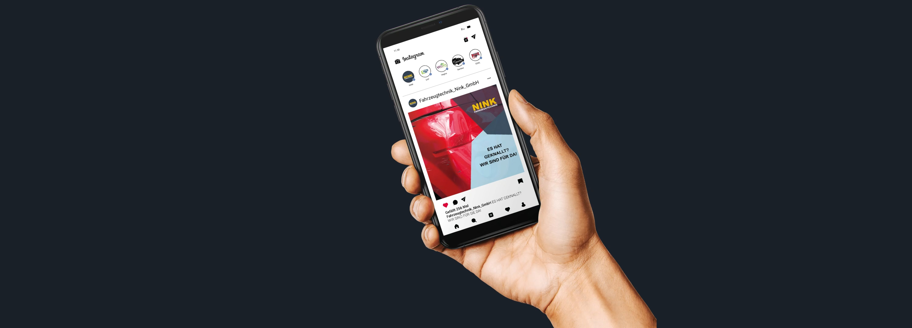 Hand hält Smartphone mit Instagram-Beitrag von Fahrzeugtechnik_Nink_GmbH, der ein rotes Autoteil und den Text 
