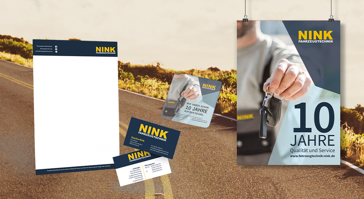 Printmaterialien von NINK Fahrzeugtechnik zur Feier des 10-jährigen Jubiläums, darunter Briefpapier, Visitenkarten, ein Flyer und ein Poster mit dem Motto 