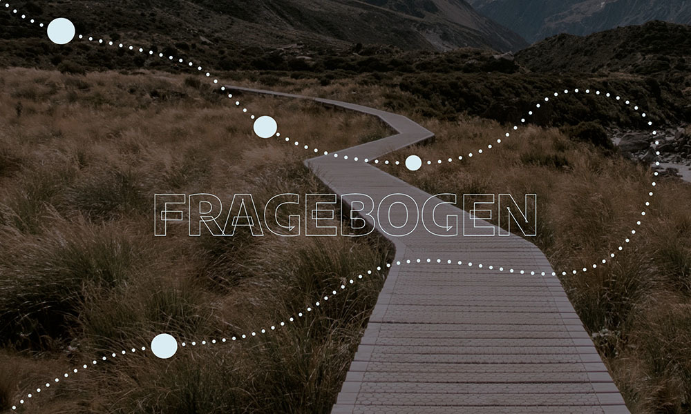 Ein holzerner Wanderweg windet sich durch eine trockene Graslandschaft mit Bergen im Hintergrund, überlagert von dem Wort 